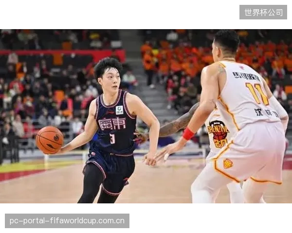 季后赛首轮山东与广东分别淘汰对手晋级，展现了老牌强队在系列赛中的经验优势。